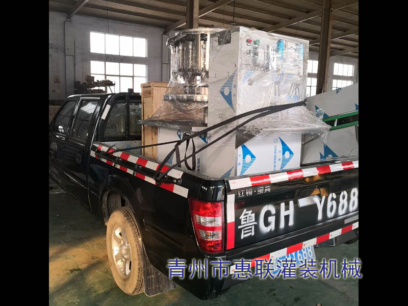 食用油灌裝機廠家發(fā)貨現(xiàn)場