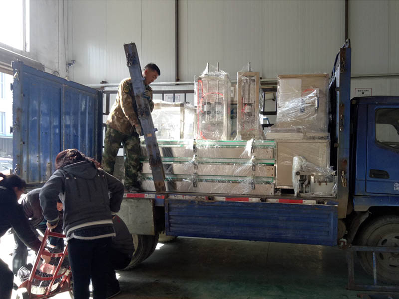 單頭食用油灌裝機發往濰坊